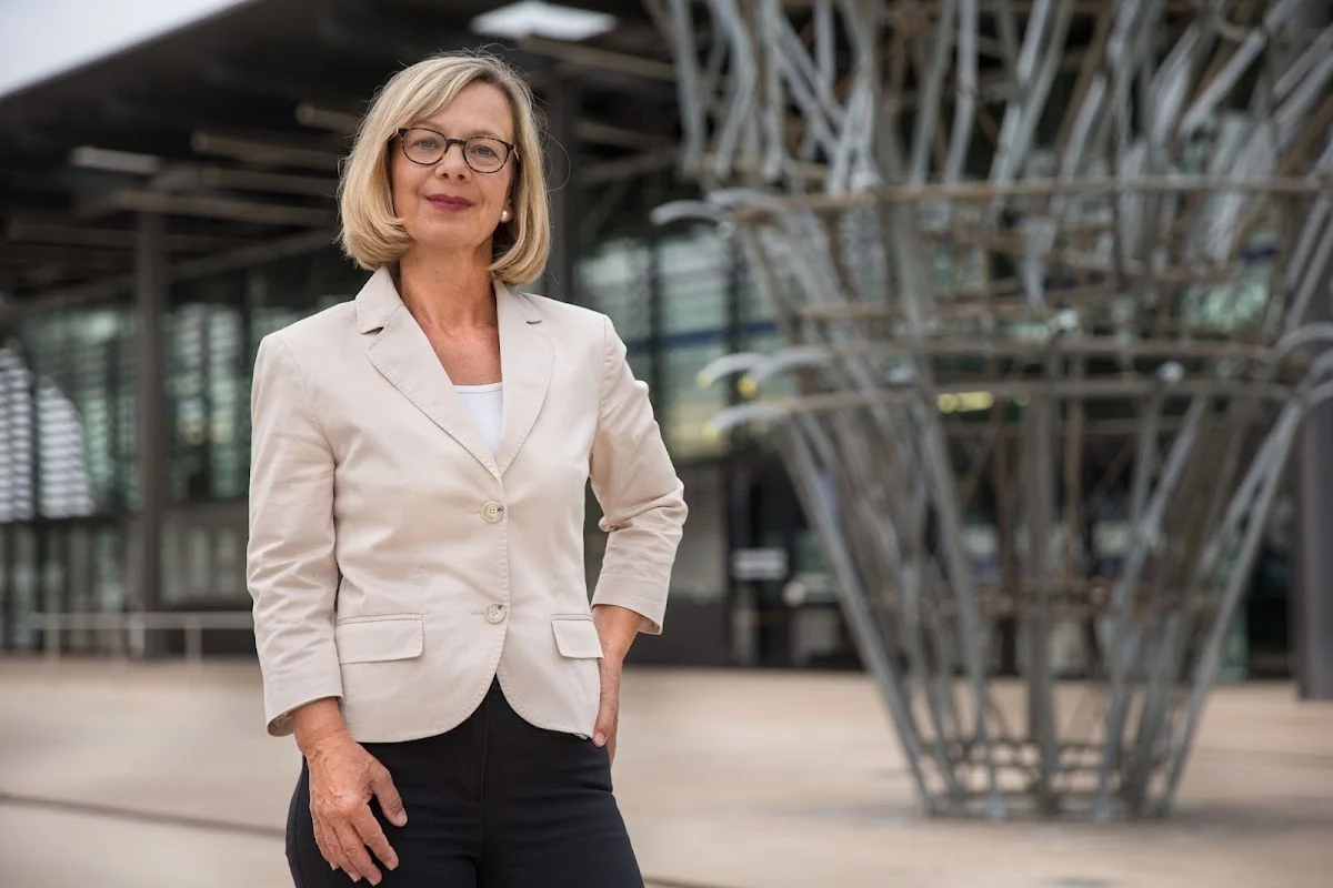 Sabine Hoster Dipl.-Dolmetscherin für Französisch und Spanisch